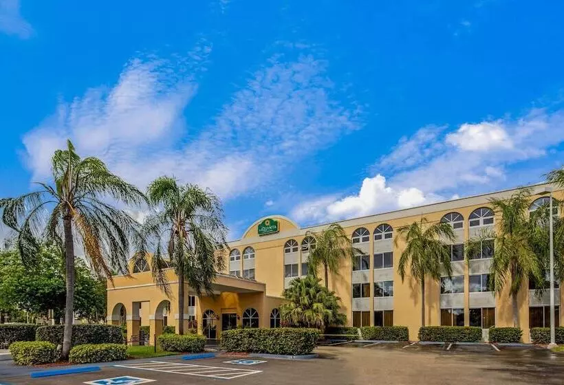 هتل La Quinta By Wyndham Miami Lakes