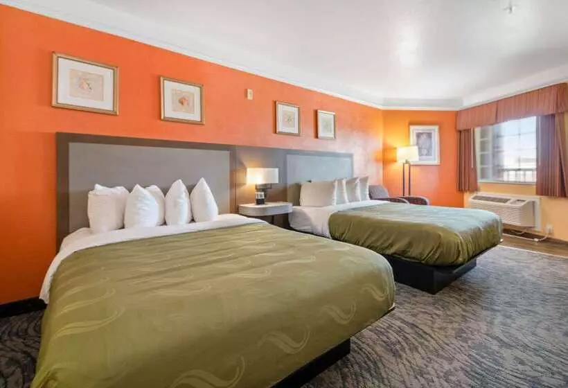 בית מלון כפרי Quality Inn & Suites Galveston   Beachfront