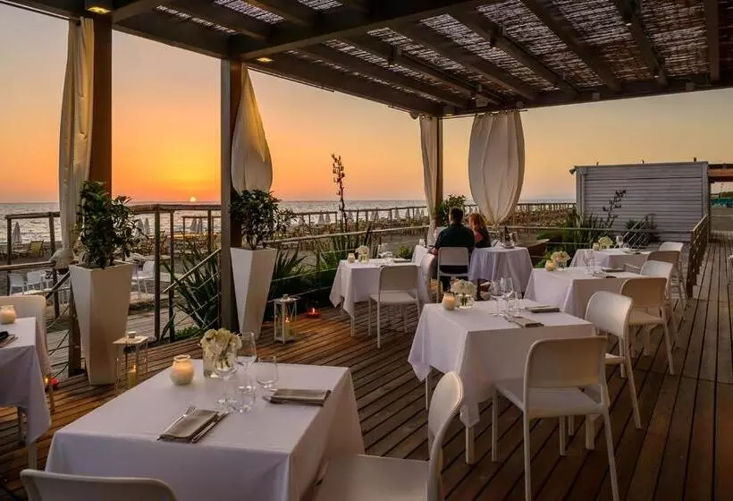 ホテル Tombolo Talasso Resort