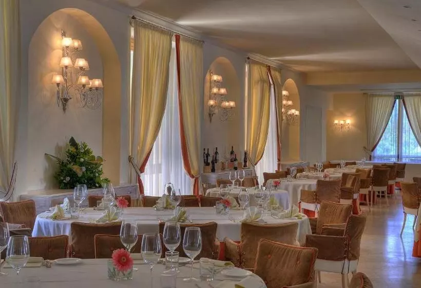 ホテル Tombolo Talasso Resort