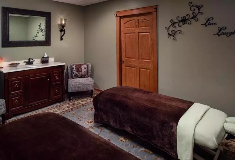 Hotelli Irish Cottage Inn & Suites