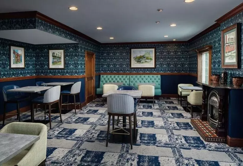 Hotelli Irish Cottage Inn & Suites