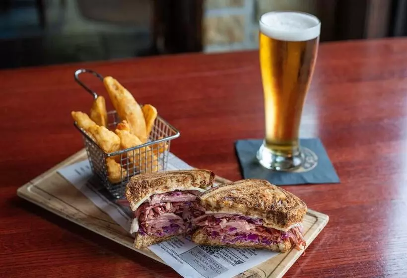 Hotelli Irish Cottage Inn & Suites