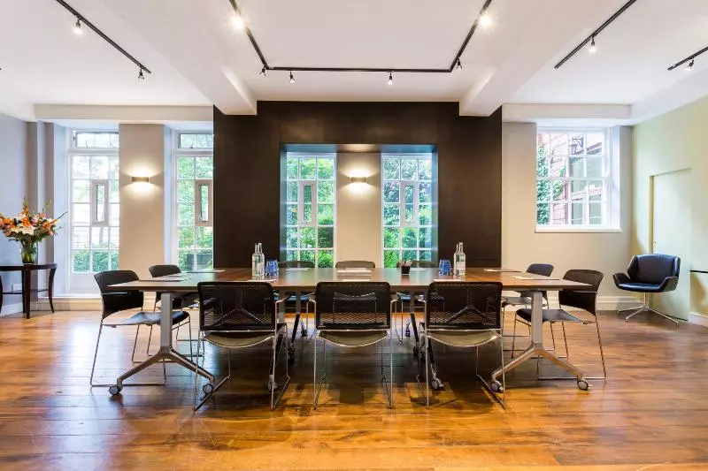 Dolphin House Serviced Apartments