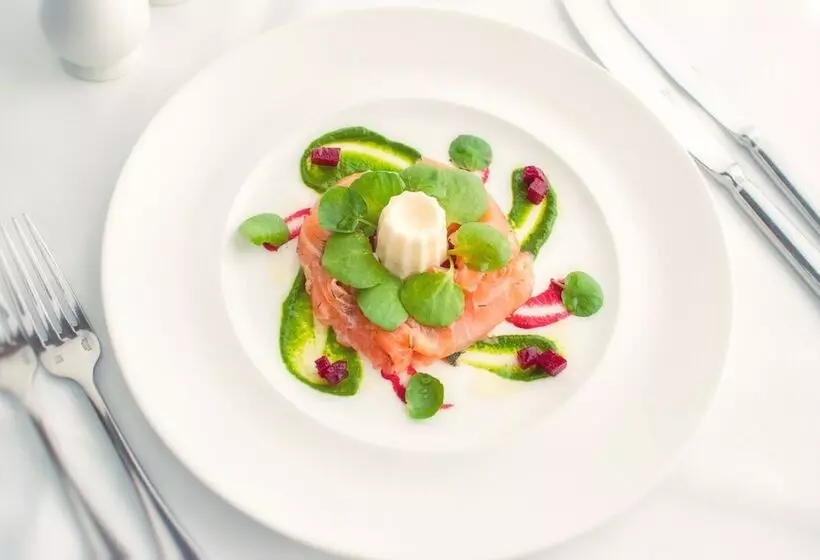 Отель Dalhousie Castle