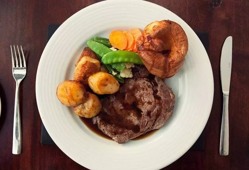 Отель Dalhousie Castle