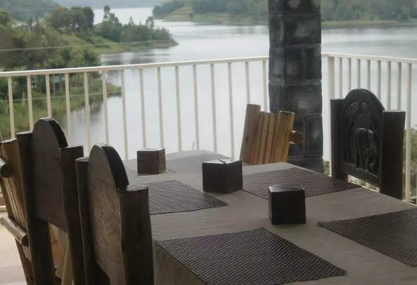 هتل Bunyonyi Overland Resort