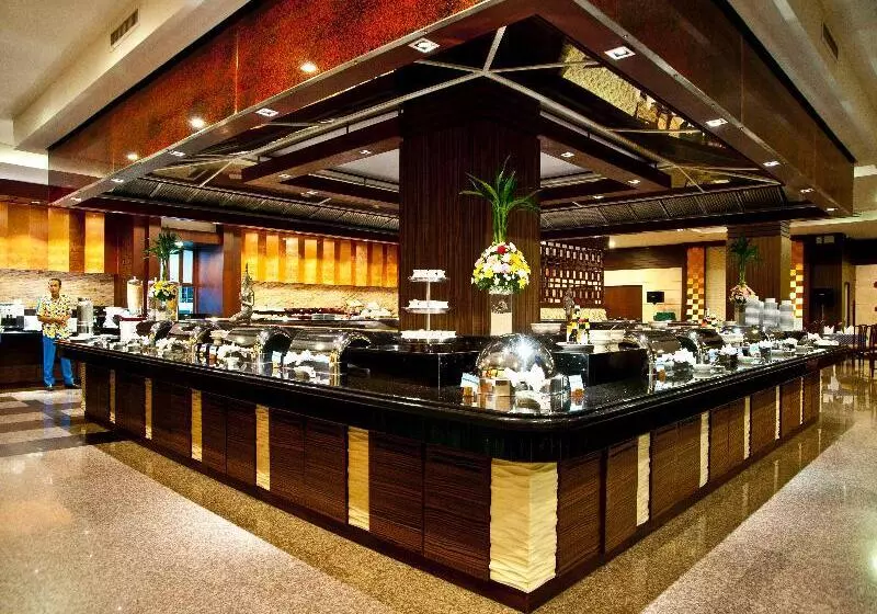 Отель Grand Pacific Sovereign Resort & Spa