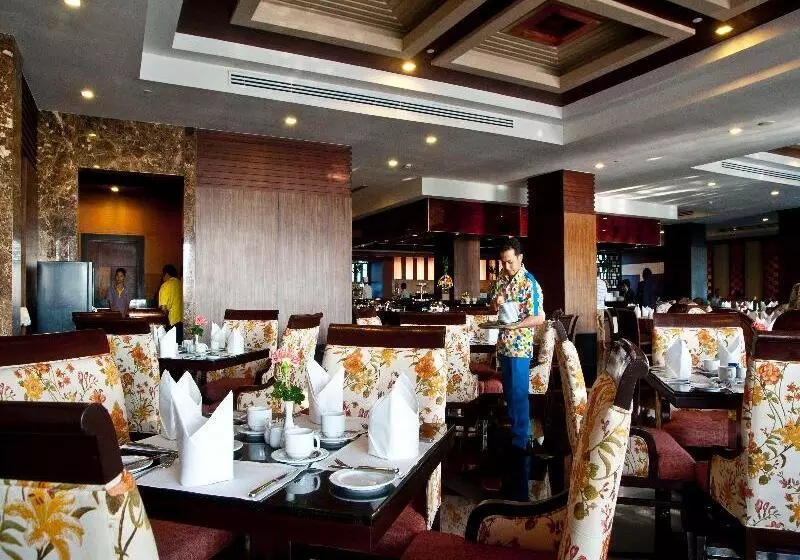 Отель Grand Pacific Sovereign Resort & Spa