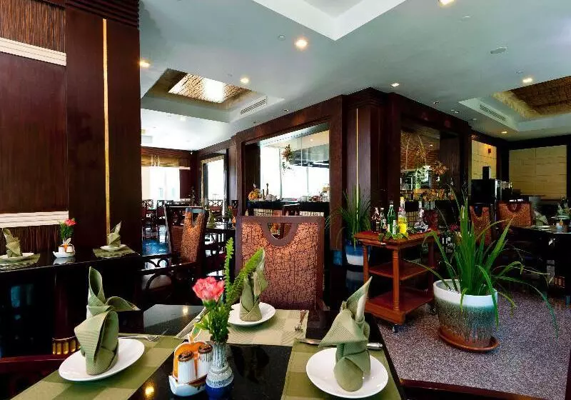 Отель Grand Pacific Sovereign Resort & Spa