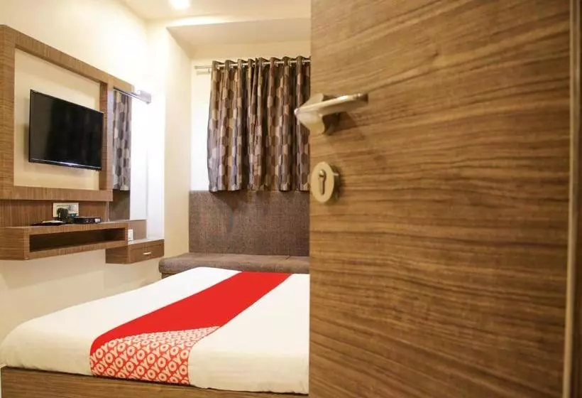 هتل Oyo 77228 Hgc Comfort Room S