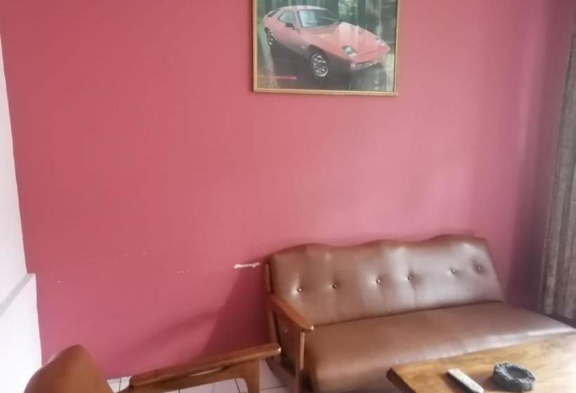 בית מלון כפרי Oyo 90197 Villa Bangau Ciloto