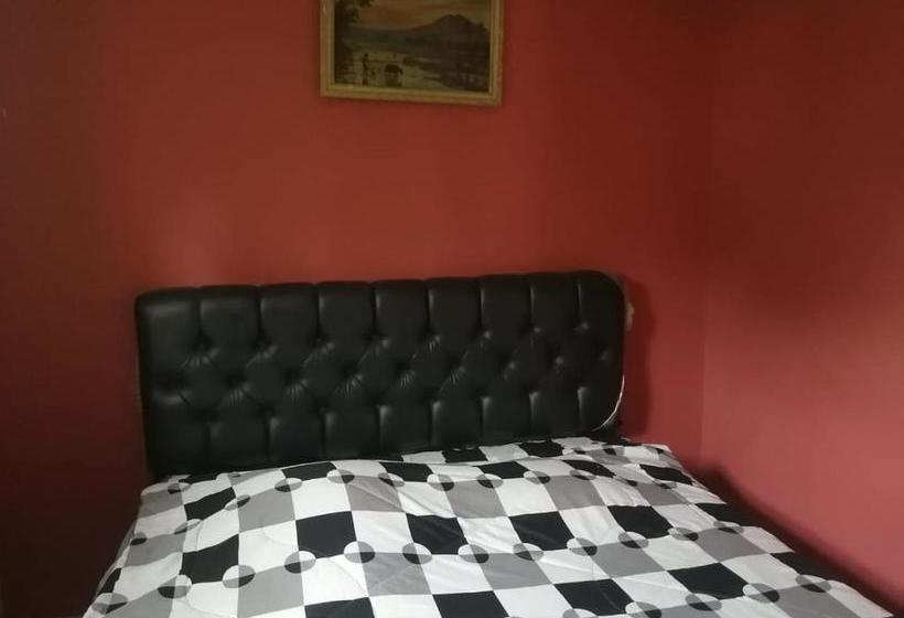 בית מלון כפרי Oyo 90197 Villa Bangau Ciloto