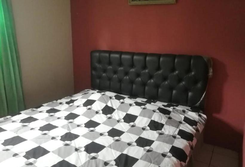 בית מלון כפרי Oyo 90197 Villa Bangau Ciloto