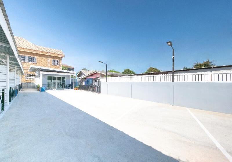 בית מלון כפרי Oyo 75383 Danthip Place