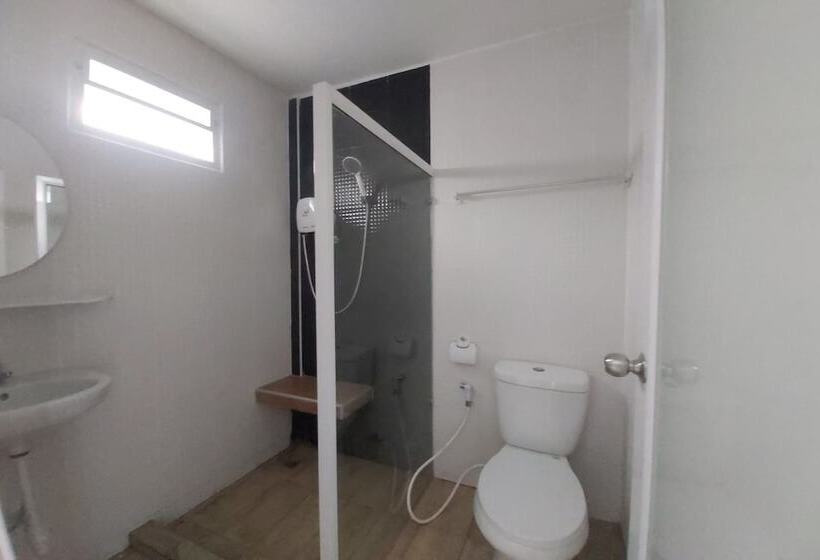 בית מלון כפרי Oyo 75383 Danthip Place