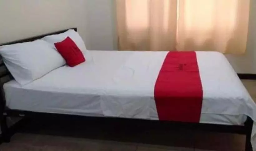 Hotelli Reddoorz Premium @ Paseo Verde Las Pinas
