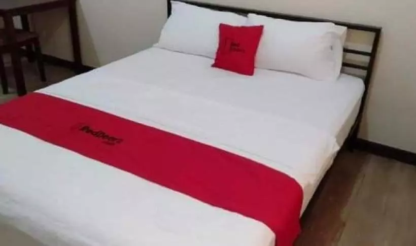 Hotelli Reddoorz Premium @ Paseo Verde Las Pinas