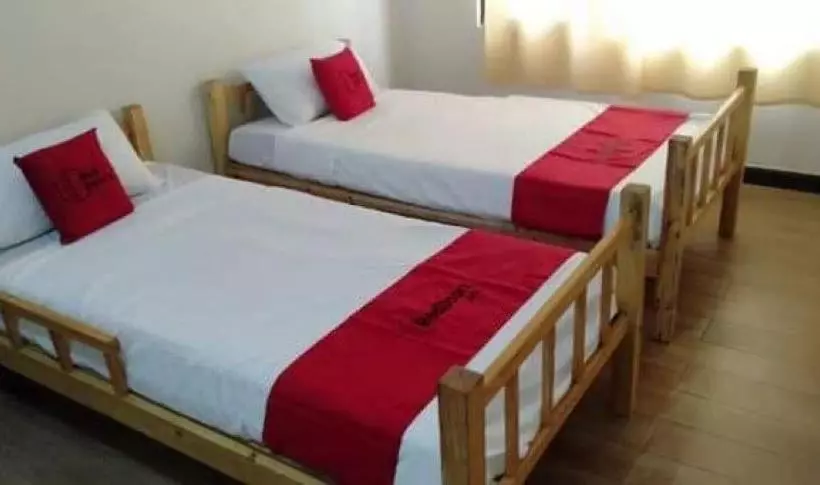 Hotelli Reddoorz Premium @ Paseo Verde Las Pinas