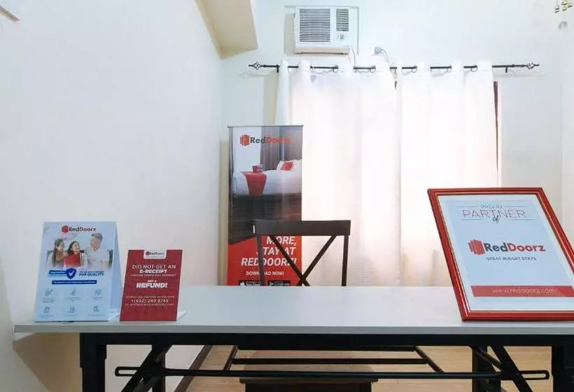 Hotelli Reddoorz Premium @ Paseo Verde Las Pinas