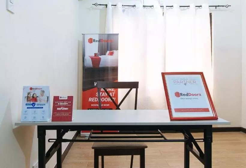 Hotelli Reddoorz Premium @ Paseo Verde Las Pinas