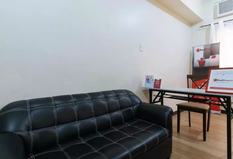 Hotelli Reddoorz Premium @ Paseo Verde Las Pinas