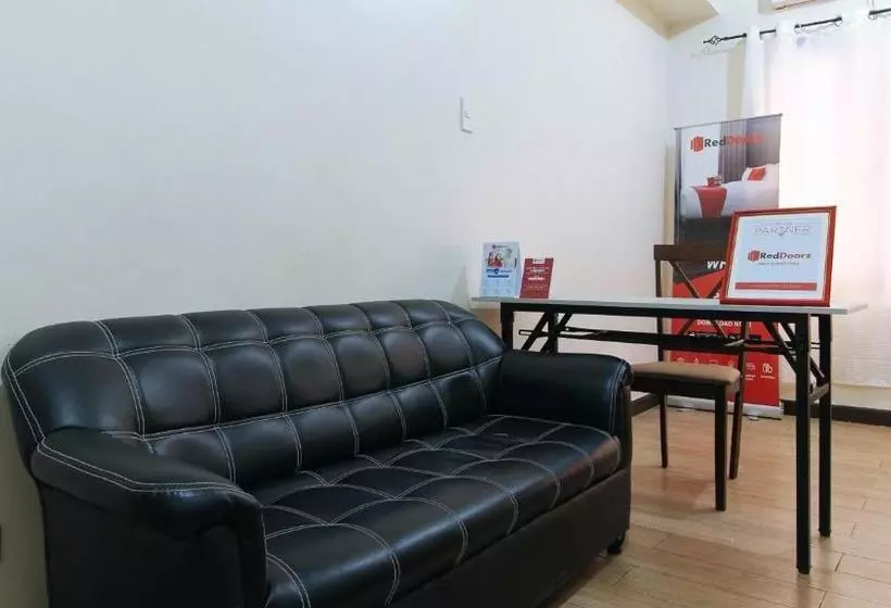 Hotelli Reddoorz Premium @ Paseo Verde Las Pinas