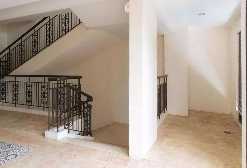 Hotelli Reddoorz Premium @ Paseo Verde Las Pinas