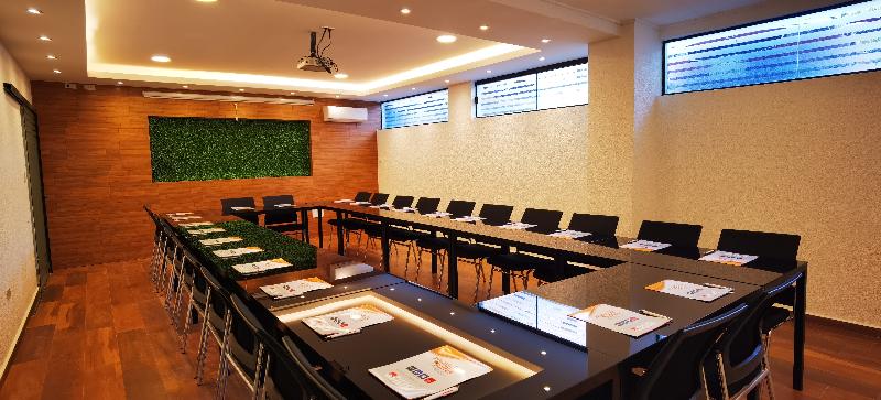 Premium Suites Deluxe Aparthotel Equipetrol