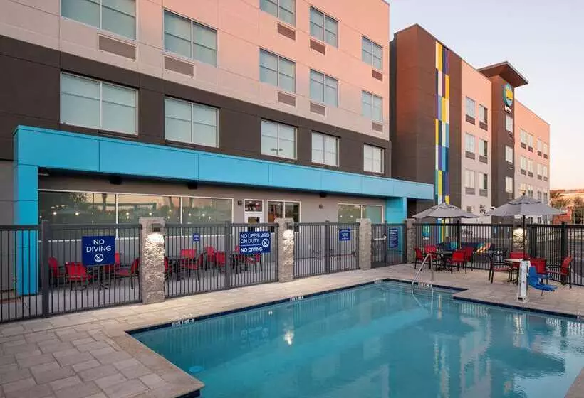 هتل Tru By Hilton Phoenix Glendale Westgate, Az