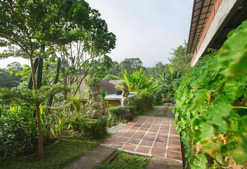 Giriwood Hotel & Villa