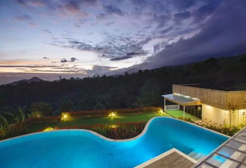 Giriwood Hotel & Villa