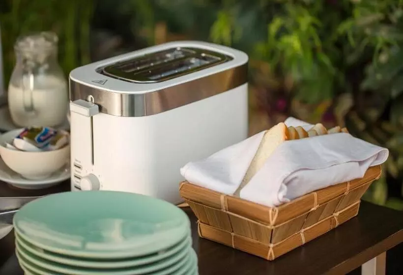 Giriwood Hotel & Villa