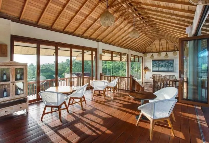 Giriwood Hotel & Villa