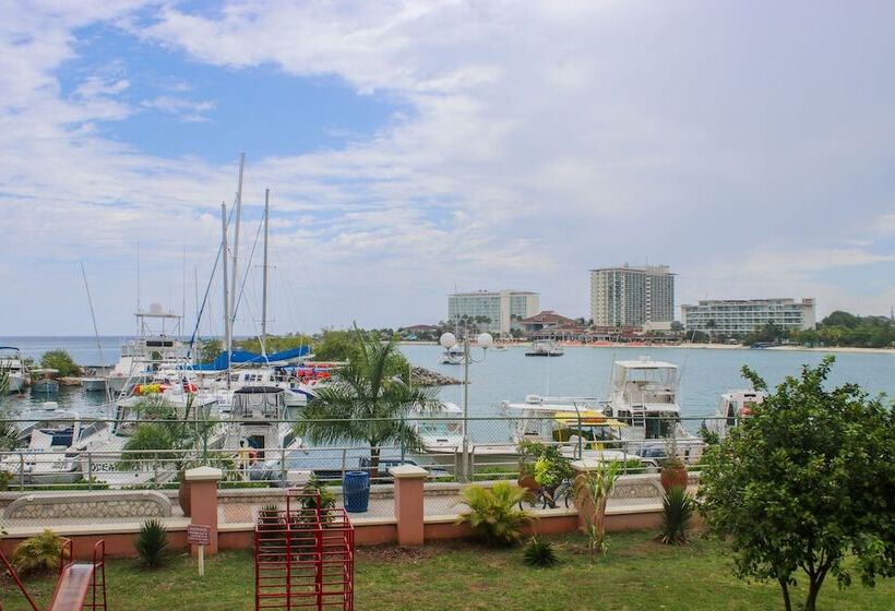 هتل Fisherman S Point Beach Resort