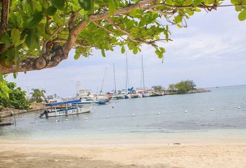 هتل Fisherman S Point Beach Resort