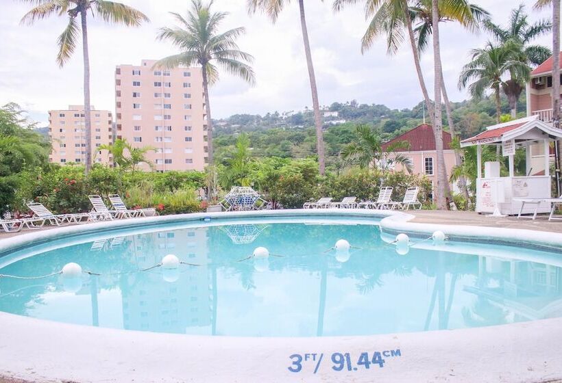 هتل Fisherman S Point Beach Resort