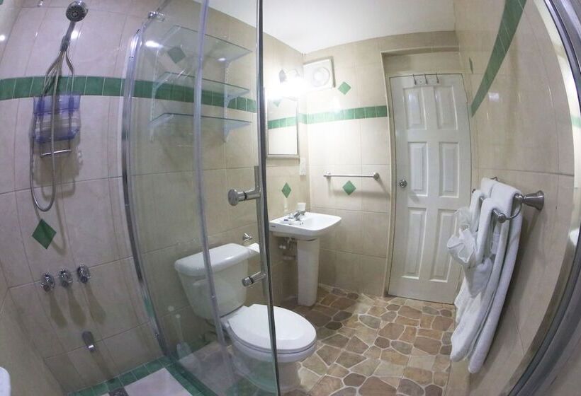 هتل Fisherman S Point Beach Resort