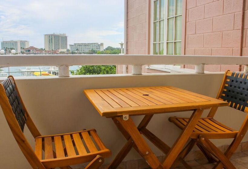 هتل Fisherman S Point Beach Resort