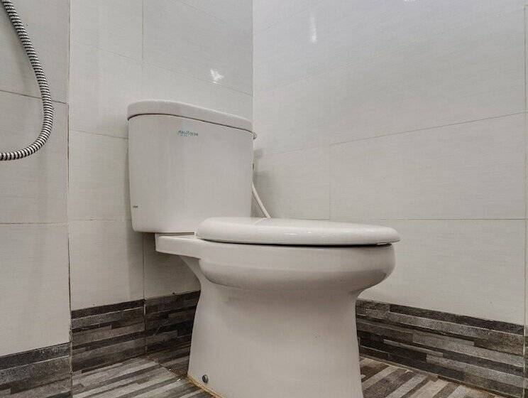 בית מלון כפרי Oyo 90211 Isidji Inn