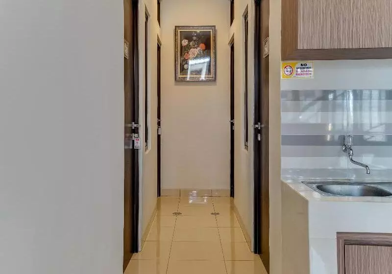 Hotelli Oyo 90211 Isidji Inn