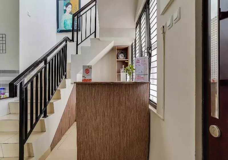 Hotelli Oyo 90211 Isidji Inn