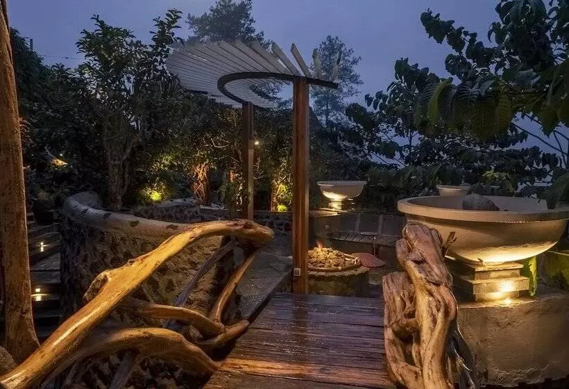 Hotelli Tira Vilagna Suites & Spa