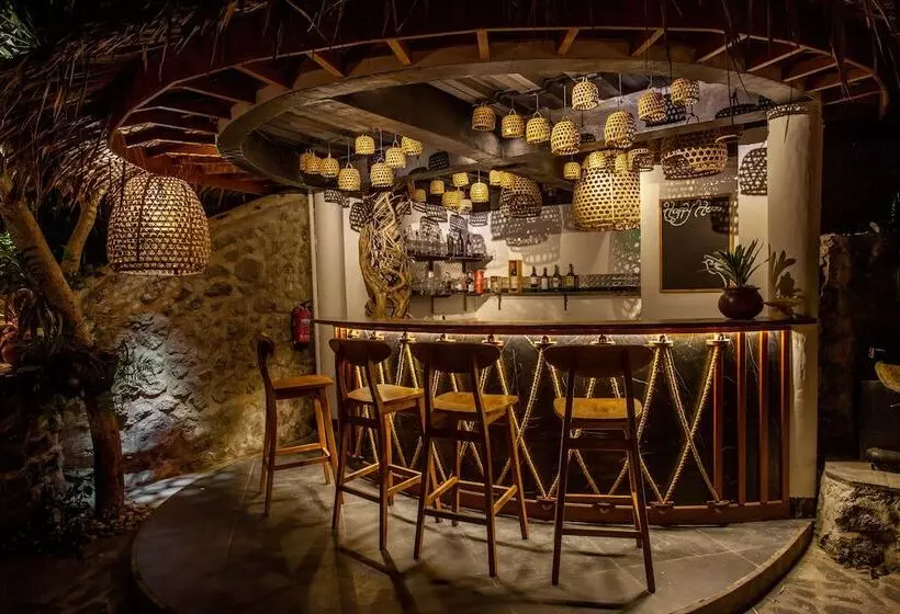 Hotelli Tira Vilagna Suites & Spa