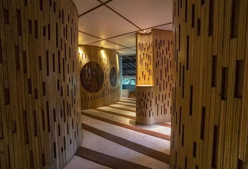 Hotelli Tira Vilagna Suites & Spa