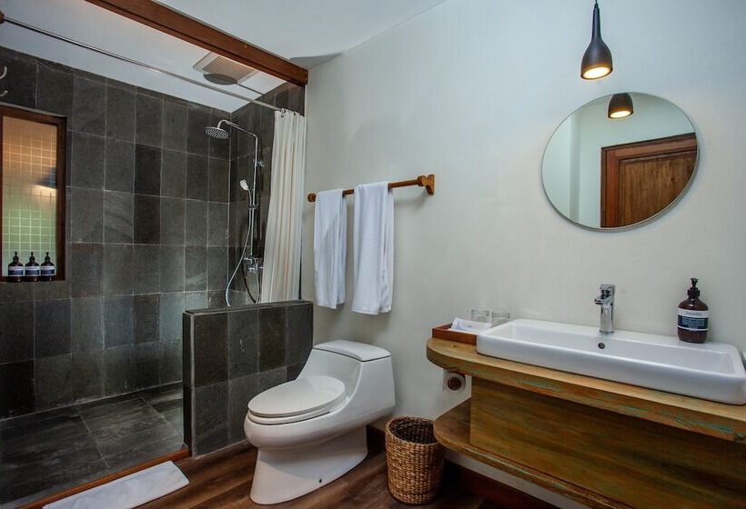 Отель Tira Vilagna Suites & Spa