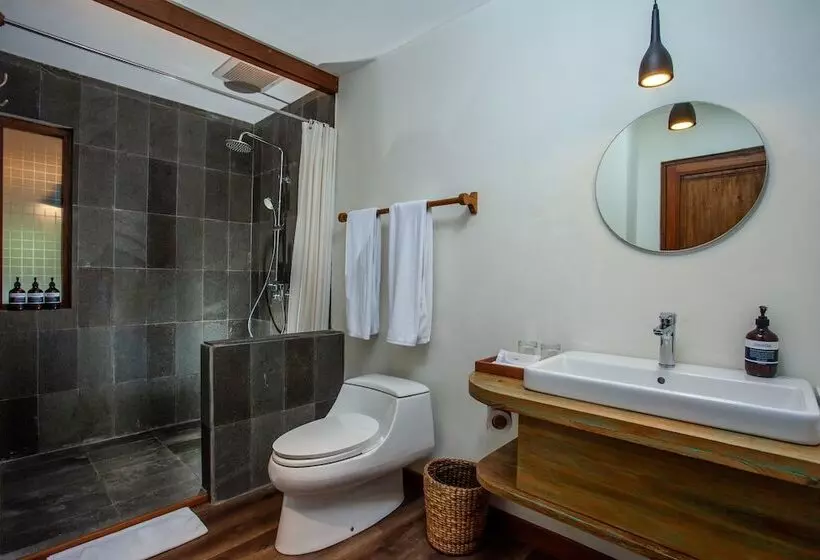 Hotelli Tira Vilagna Suites & Spa