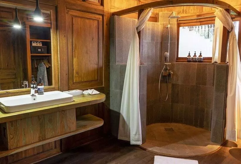 Hotelli Tira Vilagna Suites & Spa