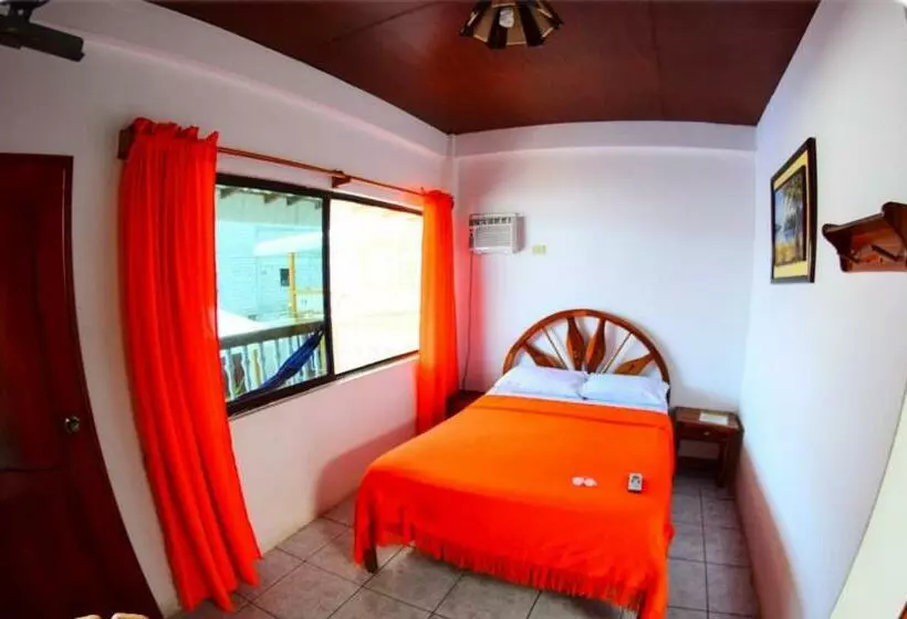 هتل Charo´s Hostal