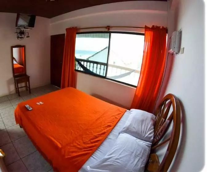 هتل Charo´s Hostal